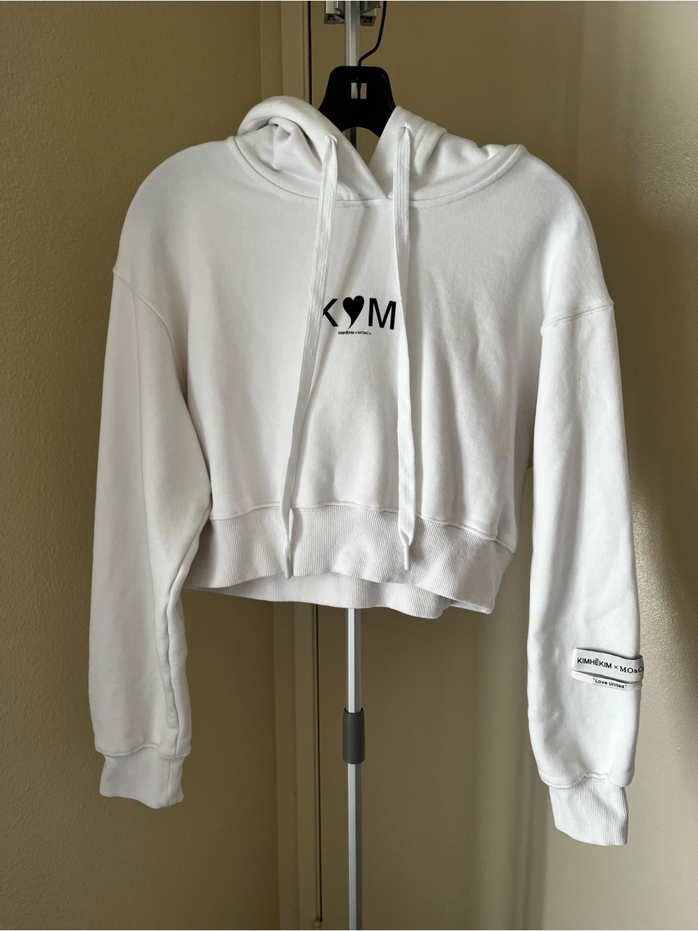Kimhekim x Mo&Co. ‘Love United’ Cropped Hoodie White Size L